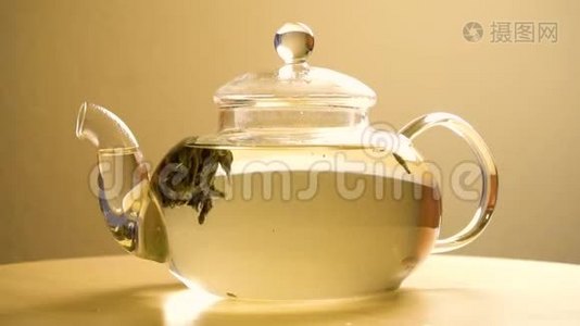 茶壶中绿茶的快速冲泡视频