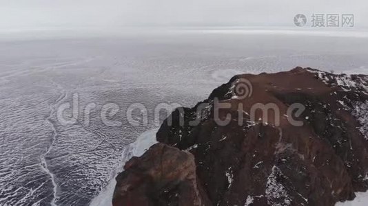 贝加尔湖岩山冬季景观鸟瞰。视频