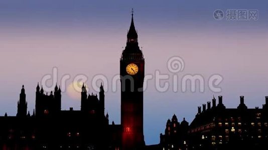 晚上观看威斯敏斯特大桥和伦敦的大本钟。视频