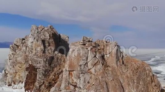 贝加尔湖岩山冬季景观鸟瞰。视频