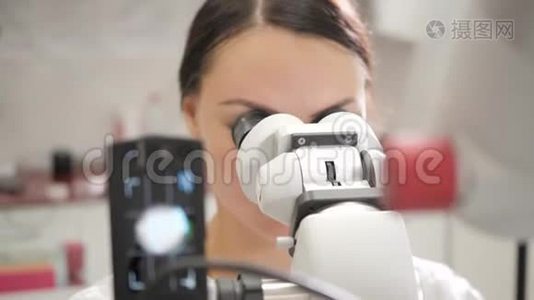 女医生牙医使用显微镜。 医学，健康，口腔医学理念.. 牙医进行检查并作出结论视频