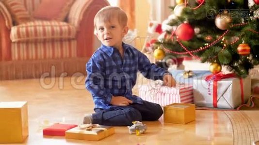 4K录像显示，小男孩因圣诞老人送的礼物而坐在圣诞树下哭泣视频