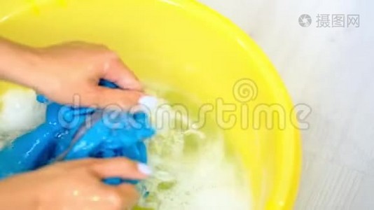 慢动作亚洲女性洗手盆。 用洗涤剂用手清洗脏衣服的污渍视频
