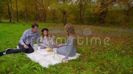 一家人在秋天公园野餐吃薯条视频