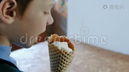 站在窗边的七岁男孩咬着冰淇淋。视频