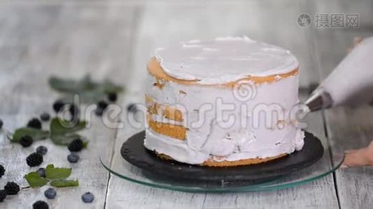 厨房里的糖果师用浆果奶油做一个海绵蛋糕。 自制糕点，烹饪糕点的概念.. 系列视频