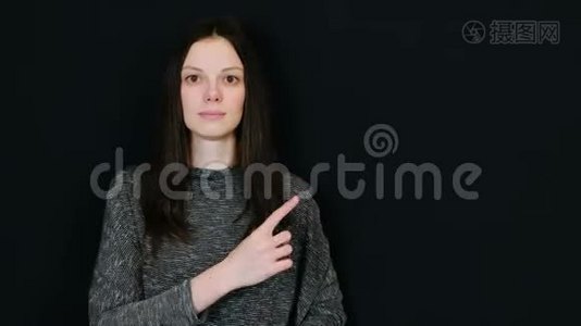 女人在微笑，用手指向右显示。 提供文本的房间。视频