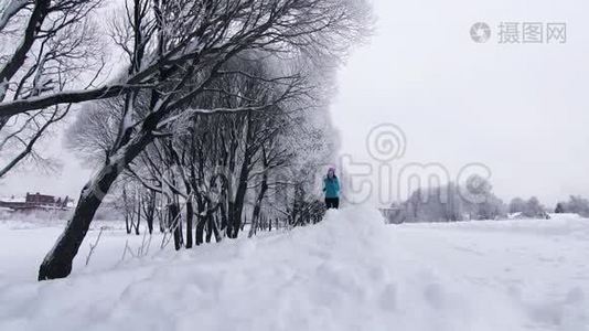 女孩史诗在公园的冬天沿着深雪奔跑视频