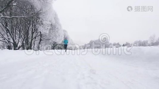 冬季广角城市公园运动孤独女孩跑步视频