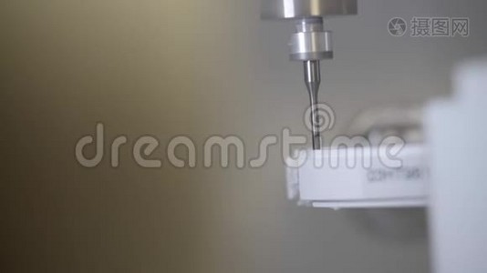 专业数控牙科铣床在牙科实验室雕刻出人工牙齿的形状。 创造艺术的一个步骤视频