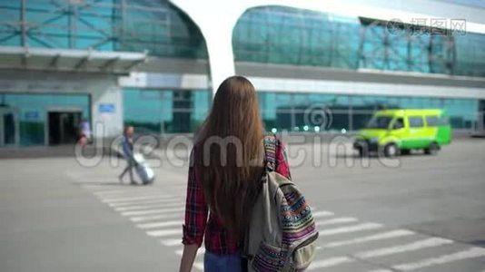 年轻男子步行到现代机场候机楼为她的航班。 从后面看。 女性旅行者视频