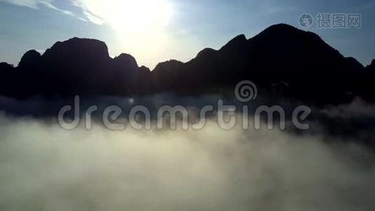 雾蒙蒙的天空映衬着群山的轮廓视频