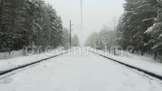 暴风雪期间冬季森林老铁路视频