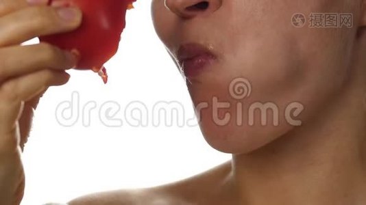 美女嘴吃番茄。 喜欢品尝番茄的女孩。 健康食品和节食理念.. 慢动作视频
