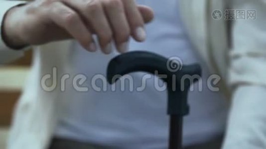老年男性手扶手杖，退休及残疾，特写视频
