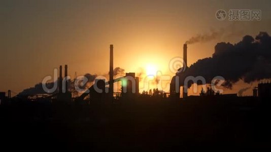 黎明太阳背景下工业企业的管道视频