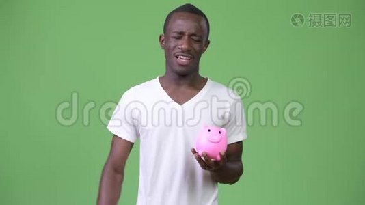 非洲年轻人拿着储蓄罐，竖起大拇指视频