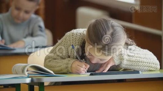 女孩坐在书桌前写字视频