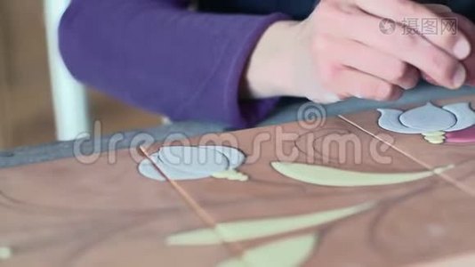 陶瓷手在瓷砖上工作视频