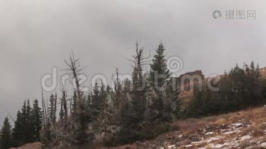 10月在寒冷的雪天雾里在犹他州南部的布莱恩海德峰顶上飘过一座古老的废墟视频