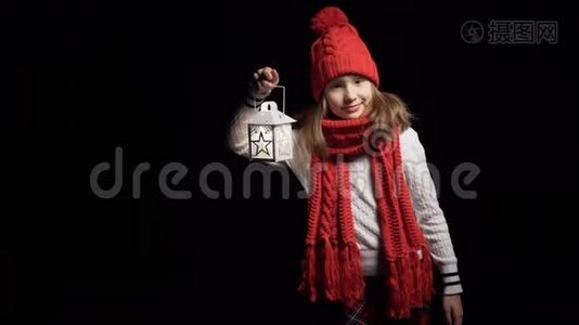 戴着针织冬帽、带灯笼的围巾照明灯的小女孩视频