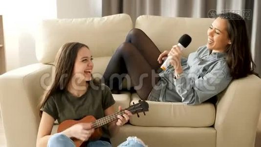 年轻和姐姐在客厅唱歌视频