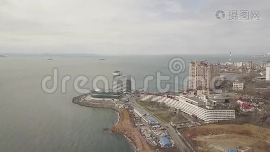 沿海城市鸟瞰图.. 海上摩天大楼和现代化的建筑城市视频