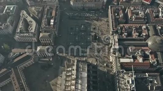 意大利米兰市中心拥挤的多莫广场的高空俯视图视频