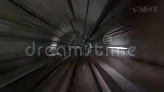 在地铁隧道里移动，里面有光线通道视频