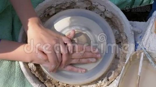 波特`的手在陶工`的车轮上用粘土工作视频