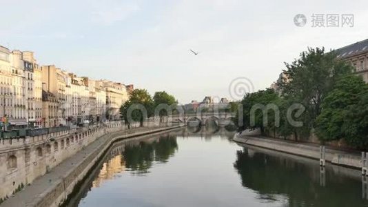塞纳河电影院，靠近诺夫桥，在巴黎，上午。视频