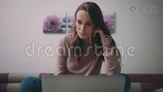 商务女性在笔记本电脑上在线打视频电话。 女性专业人员视频