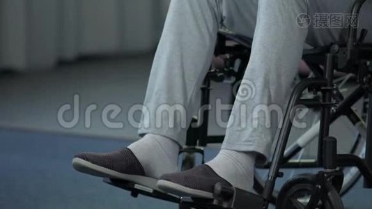 轮椅上的老男性有目的地向前移动，希望能迅速康复视频
