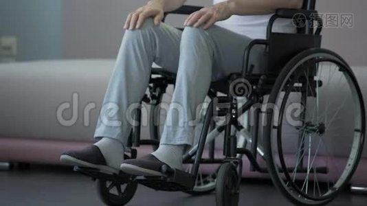 坐在轮椅上的严肃老人，在重要的脊柱手术前感到紧张视频