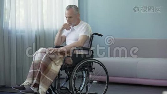 孤独老人坐在轮椅上住院，希望能见到亲人视频