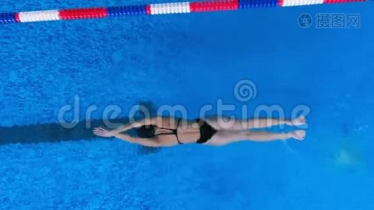一只完美的蝴蝶，由一名女游泳运动员从上面展示。视频