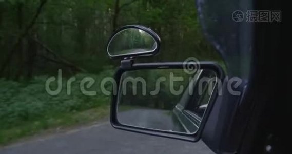 4K-汽车正沿着森林道路行驶视频