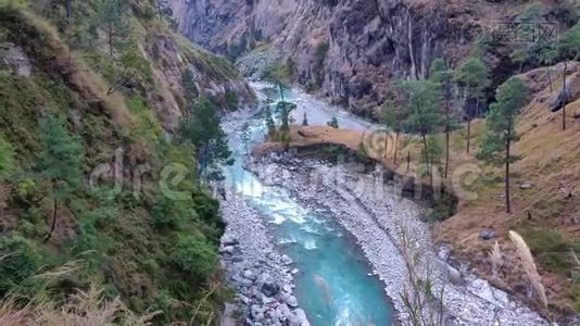 河流在群山中间流淌视频