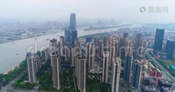 乘坐无人机飞越中国大城市瓜州上空，飞越江边的高楼大厦视频