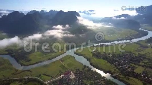 沿着河流高空飞越景观和阳光反射视频