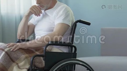 老人坐在养老院的轮椅上，感到孤独和被遗忘视频