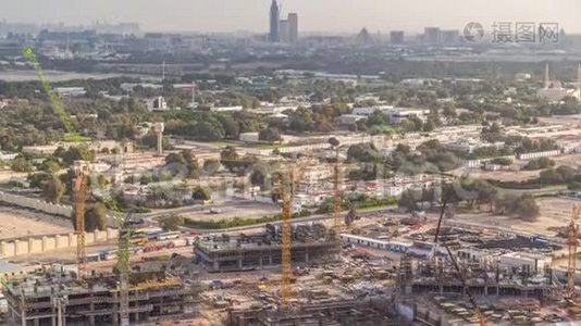 迪拜市区的建筑活动，起重机和工人的时间推移，阿联酋。视频