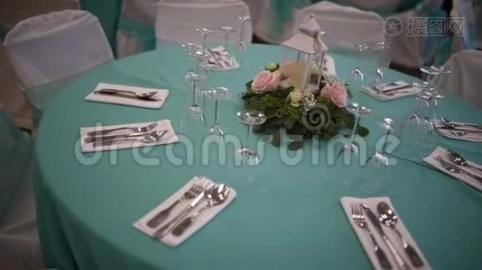 眼镜，鲜花，叉子，婚礼用的桌子视频