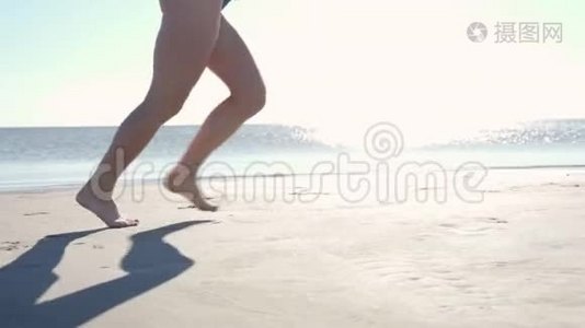 穿着泳装在海边奔跑的年轻女子。 女孩沿着海边慢跑。 女游客玩得很开心。 概念视频