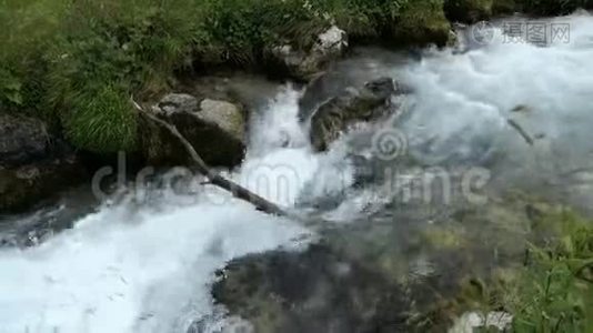 阿尔卑斯山区河流流经奥地利蒂罗尔州的施瓦扎赫塔尔河谷视频