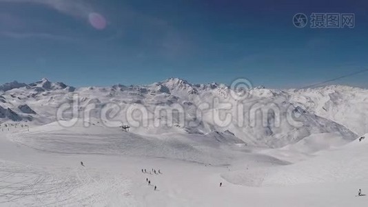 冬季阳光明媚的一天在滑雪坡上驾车时的山景视频