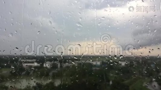 雨后水滴在玻璃上。视频