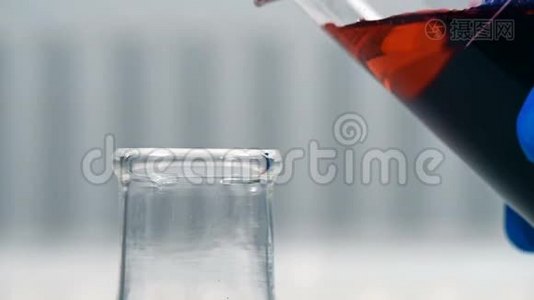 科学家手中的实验室烧杯，将化学液体滴到试管中。 科学和医学研究概念视频
