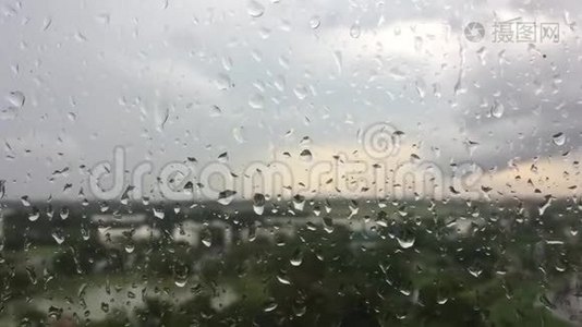 雨后水滴在玻璃上。视频