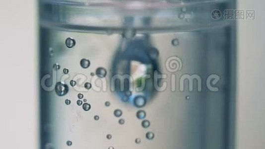 关闭液滴下落并设置在液滴计数器的墙壁上。视频